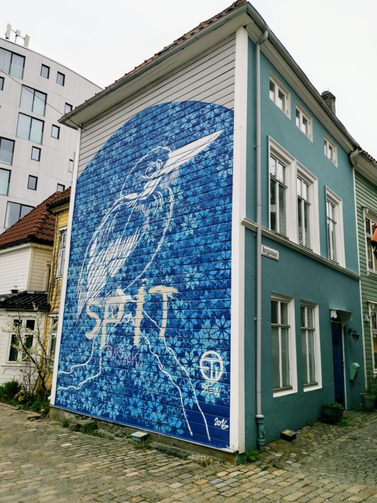 Bunte Holzhäuser und Wandgemälde in Bergen Nostet