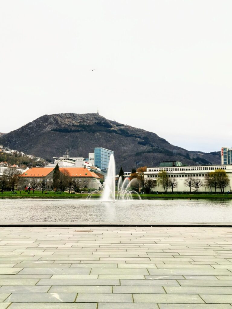Festplassen mit See in Bergen