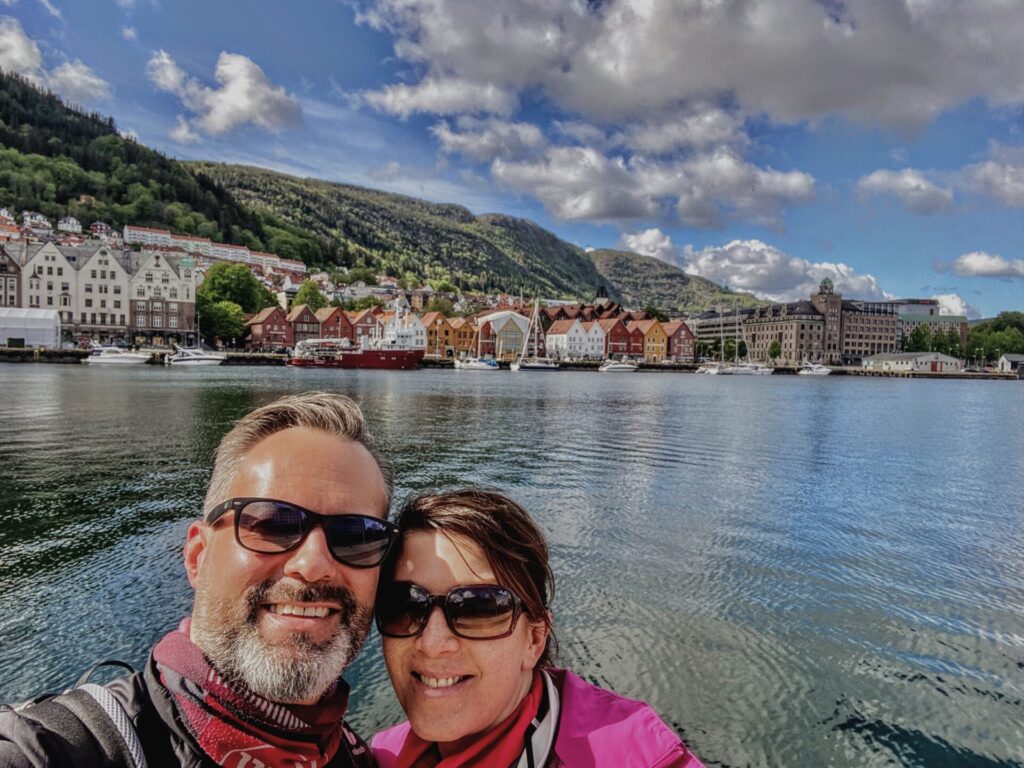 Bryggen mit Pärchen in Bergen
