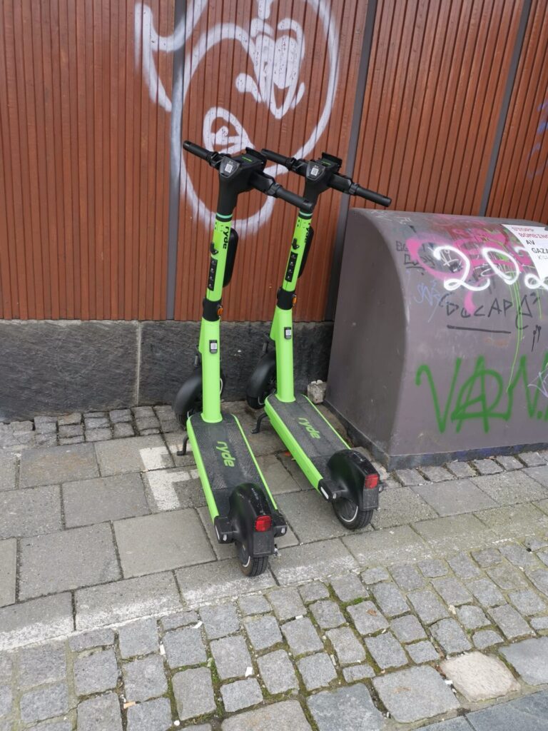 Grüne E-Scooter Bergen