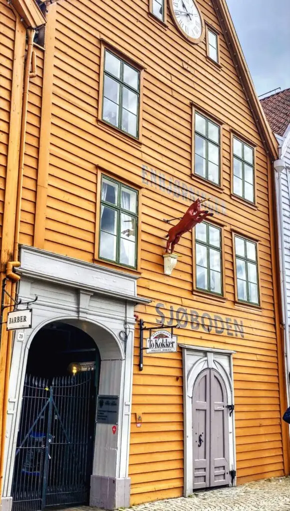 Gelbes Holzhaus im Hansaviertel Bryggen in Bergen