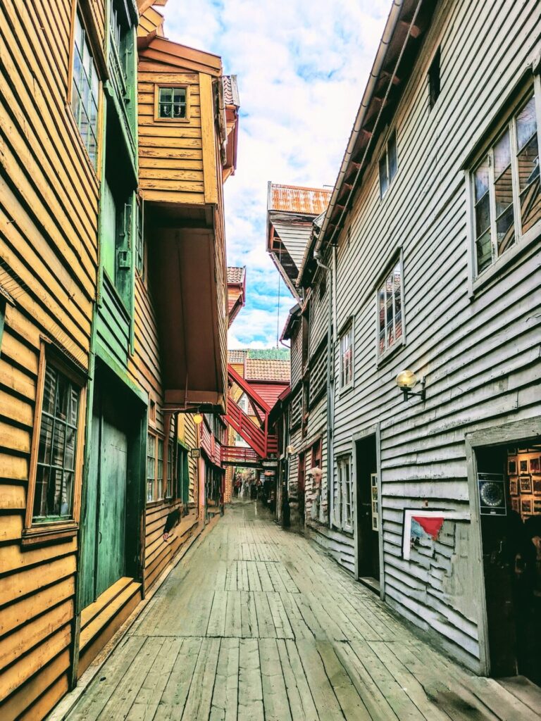 Bunte Häuserzeile Hansaviertel Bryggen in Bergen