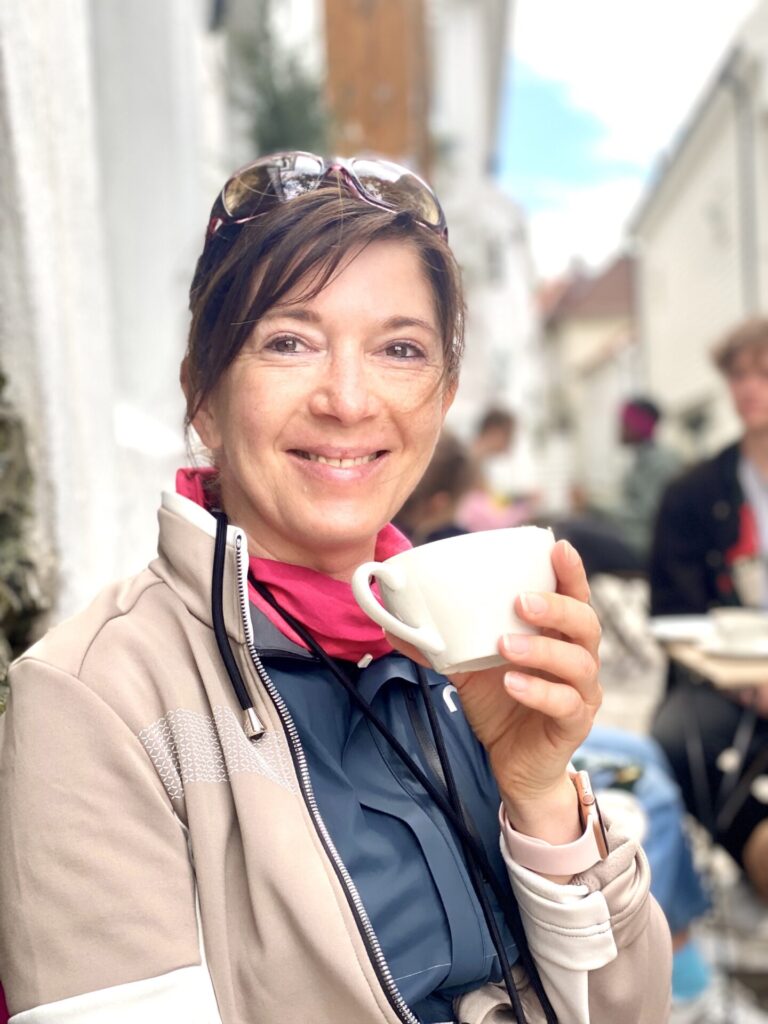 Lachende Frau mit Kaffeetasse in Bergen