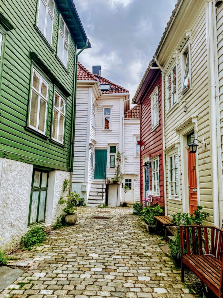 Bunte Holzhäuser-Zeile in Bergen