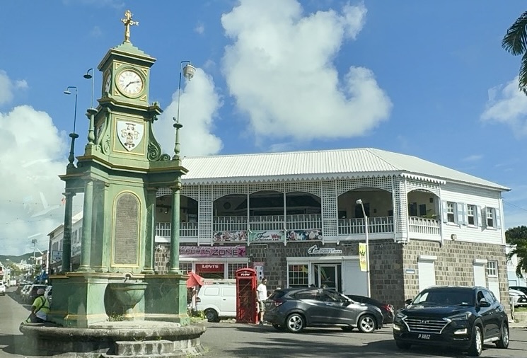 Berkeley Memorial Uhrenturm in Basseterre St. Kitts mit britischer Telefonzelle und Kolonialarchitektur