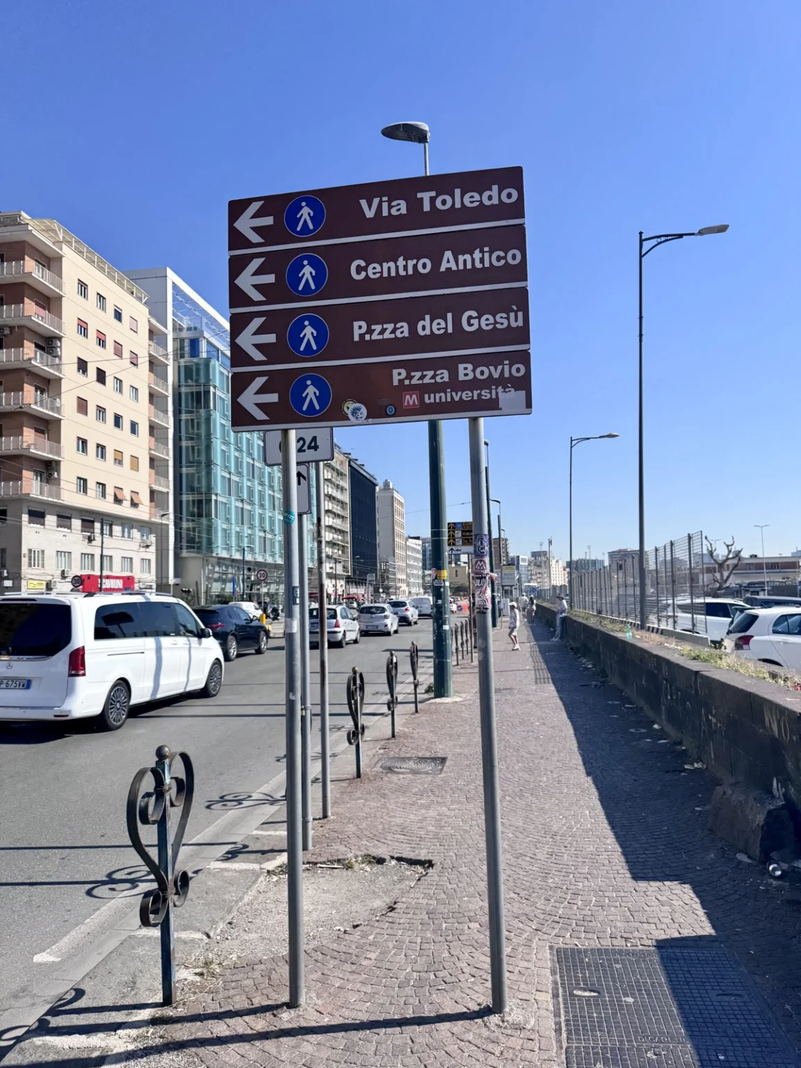 Wegweiser zum Zentrum Neapel