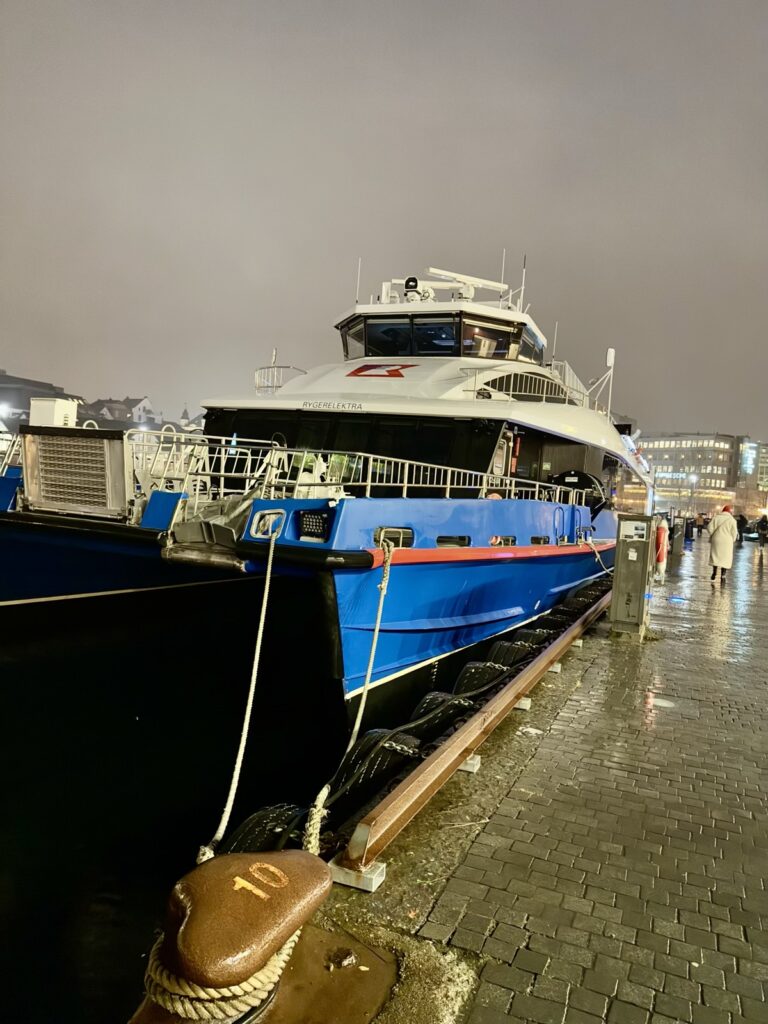 Blaues Elektroboots am Hafen von Stavanger