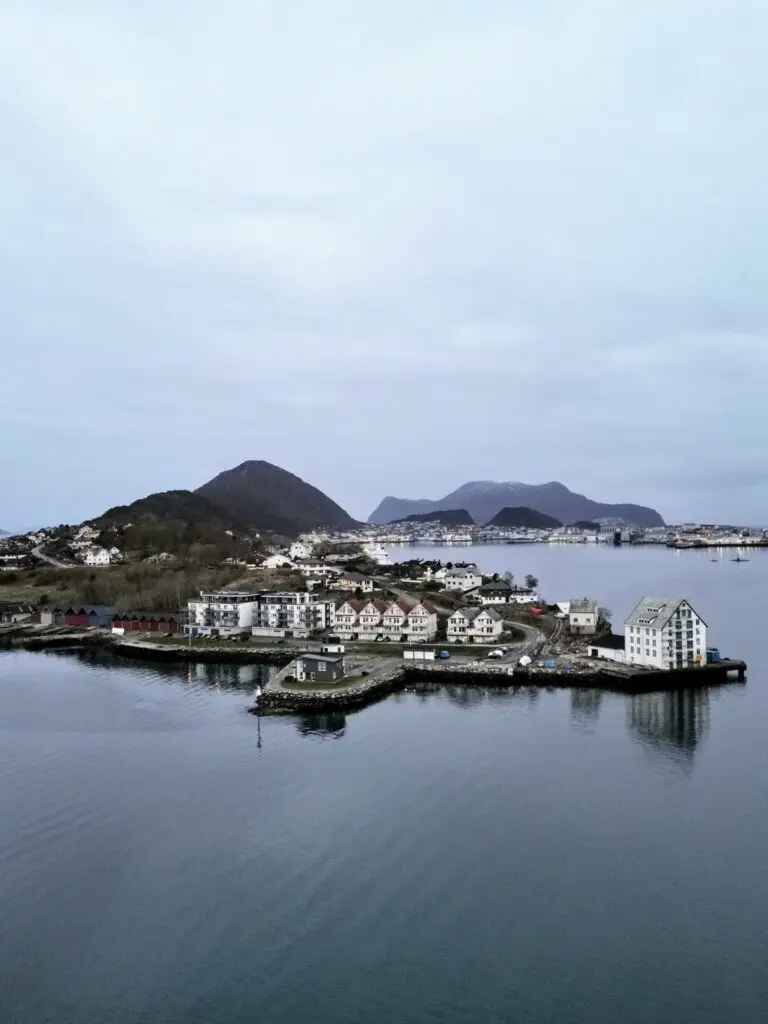 Blick auf Alesund und Fjord