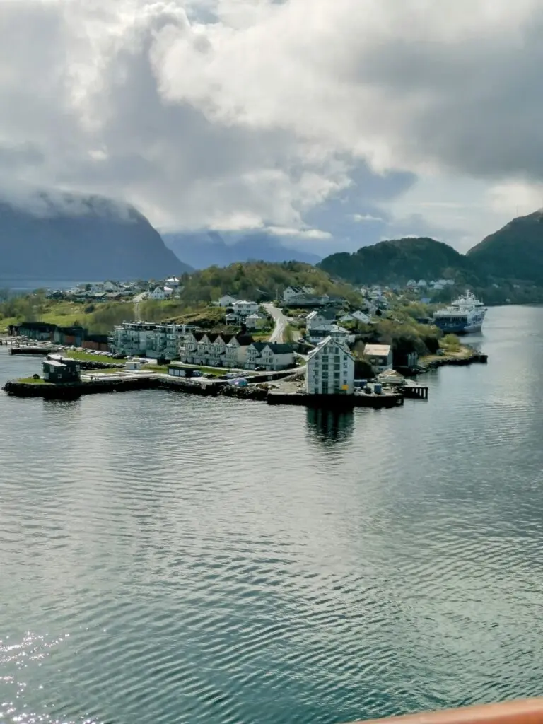 Blick auf Alesund und Fjord