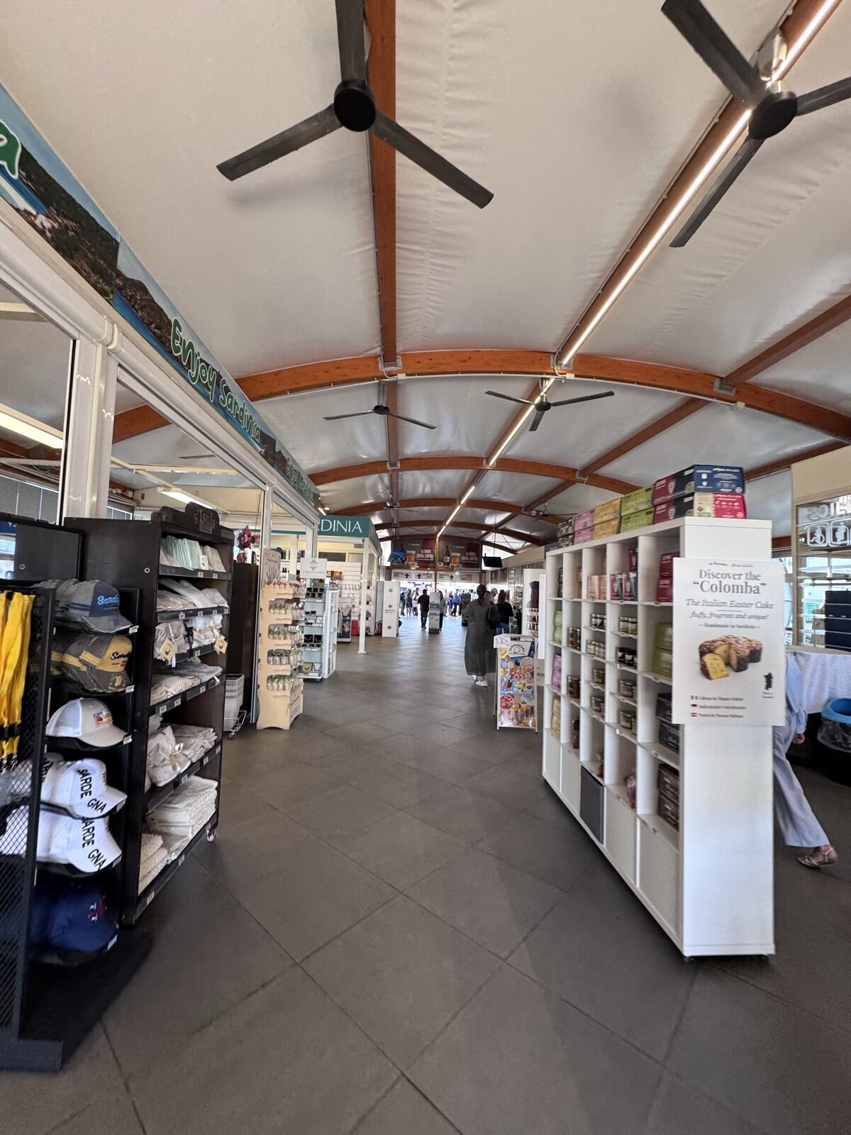 Shops im Kreuzfahrtterminal Cagliari