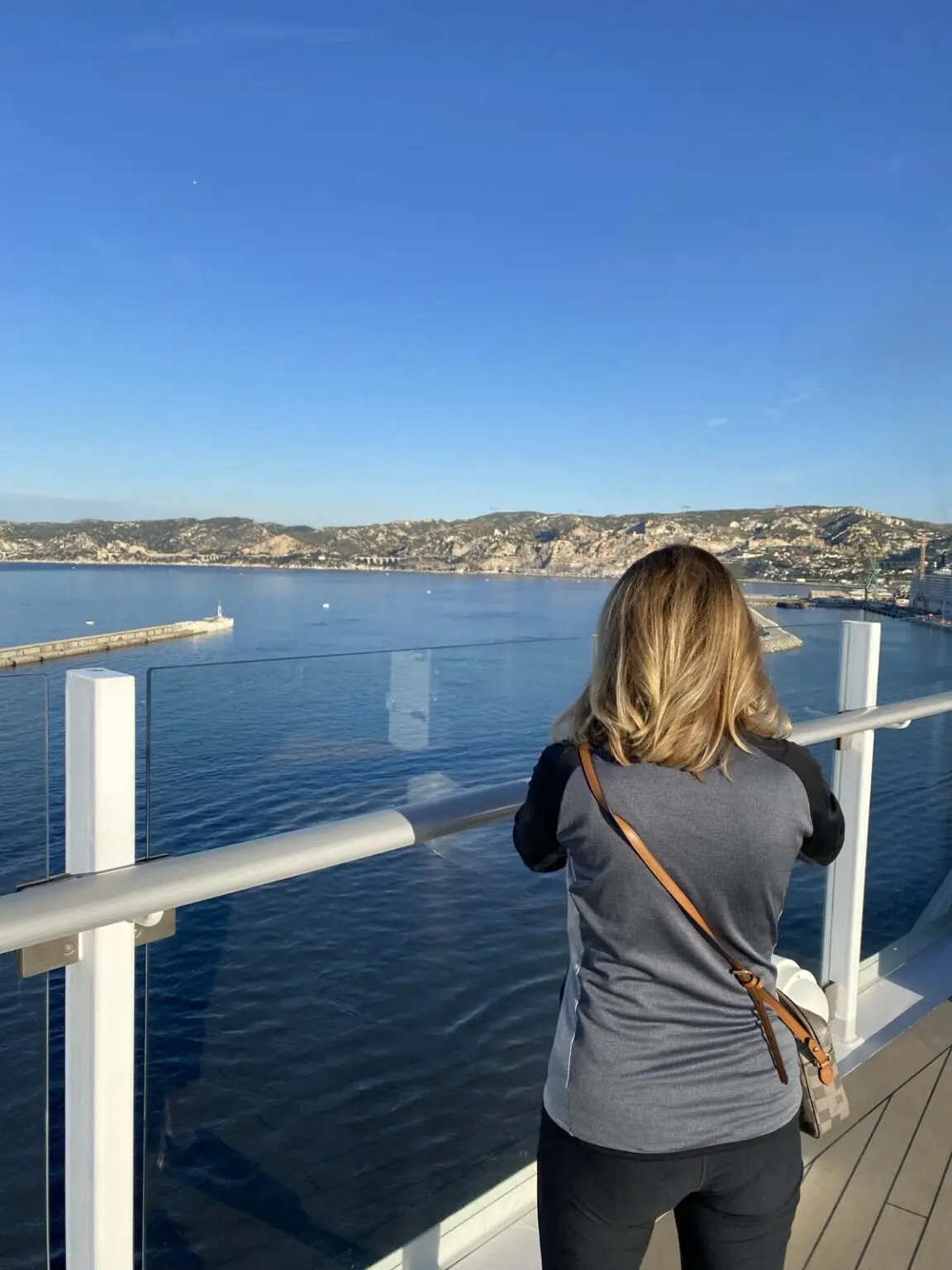 Frau auf Kreuzfahrtschiff am Hafen Marseile