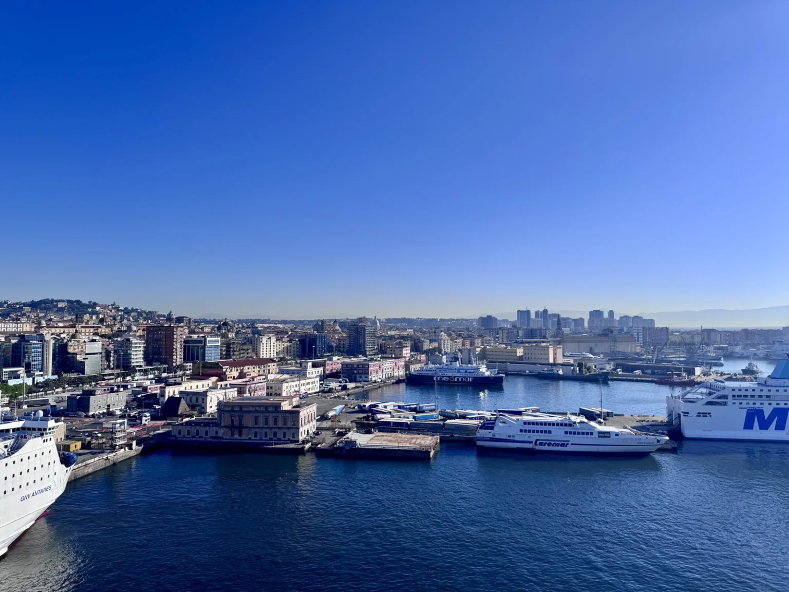 Blick auf den Hafen Neapel