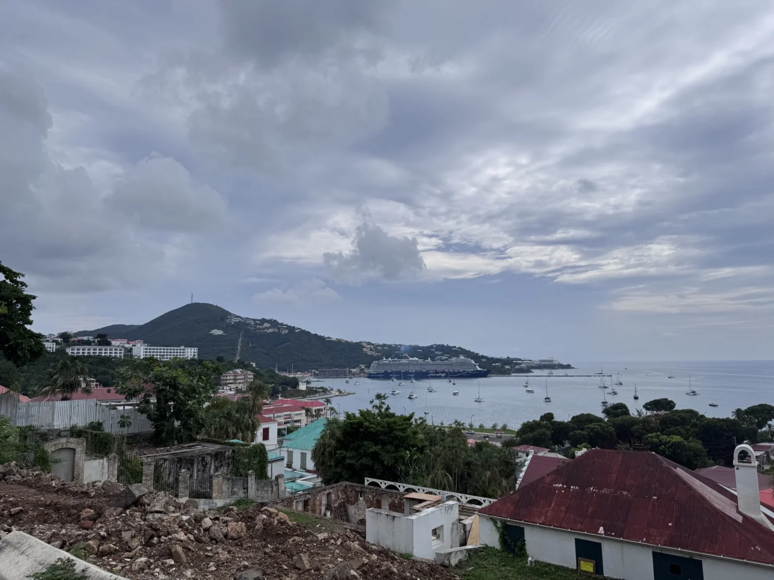 Blick auf die Insel und den Hafen von St. Thomas
