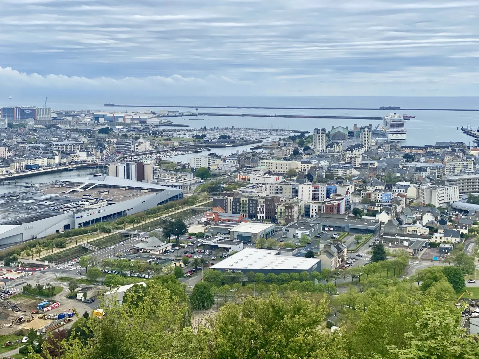 Blick auf Cherbourg und Hafen