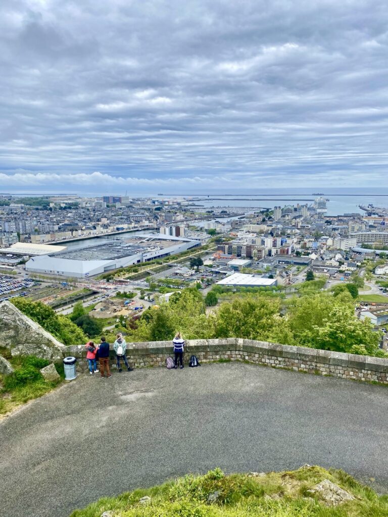 Blick auf Cherbourg und Hafen