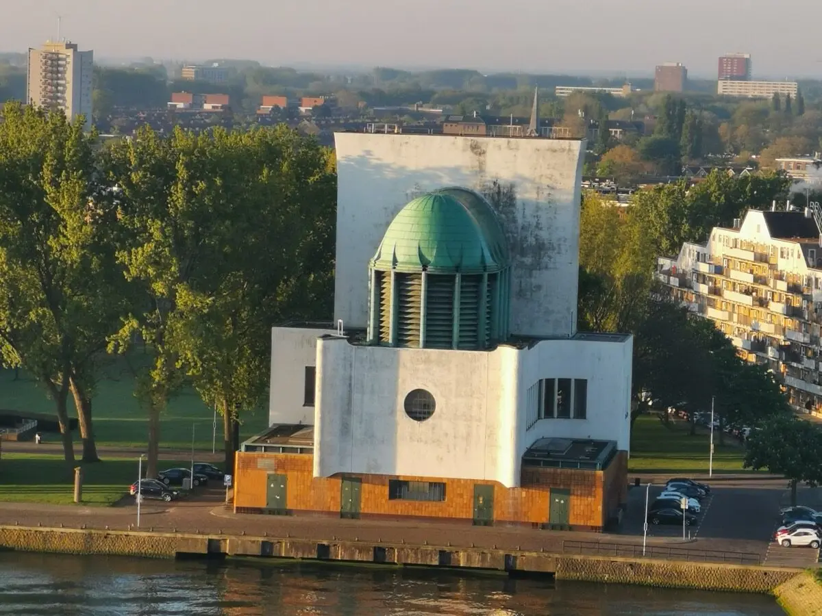 Bick auf den Eingang zum Maastunnel in Rotterdam