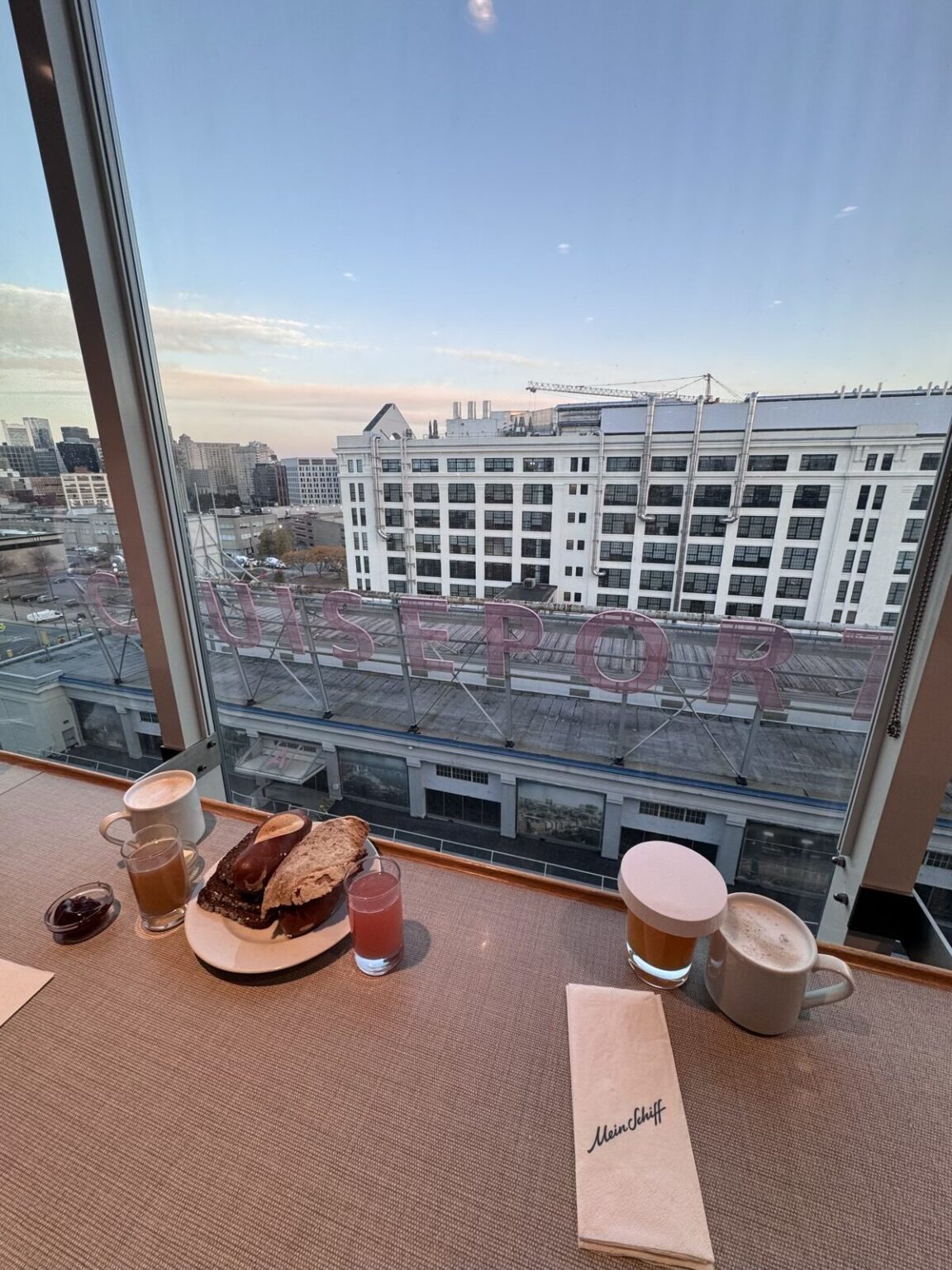 Frühstück mit Blick auf Kreuzfahrthafen Boston