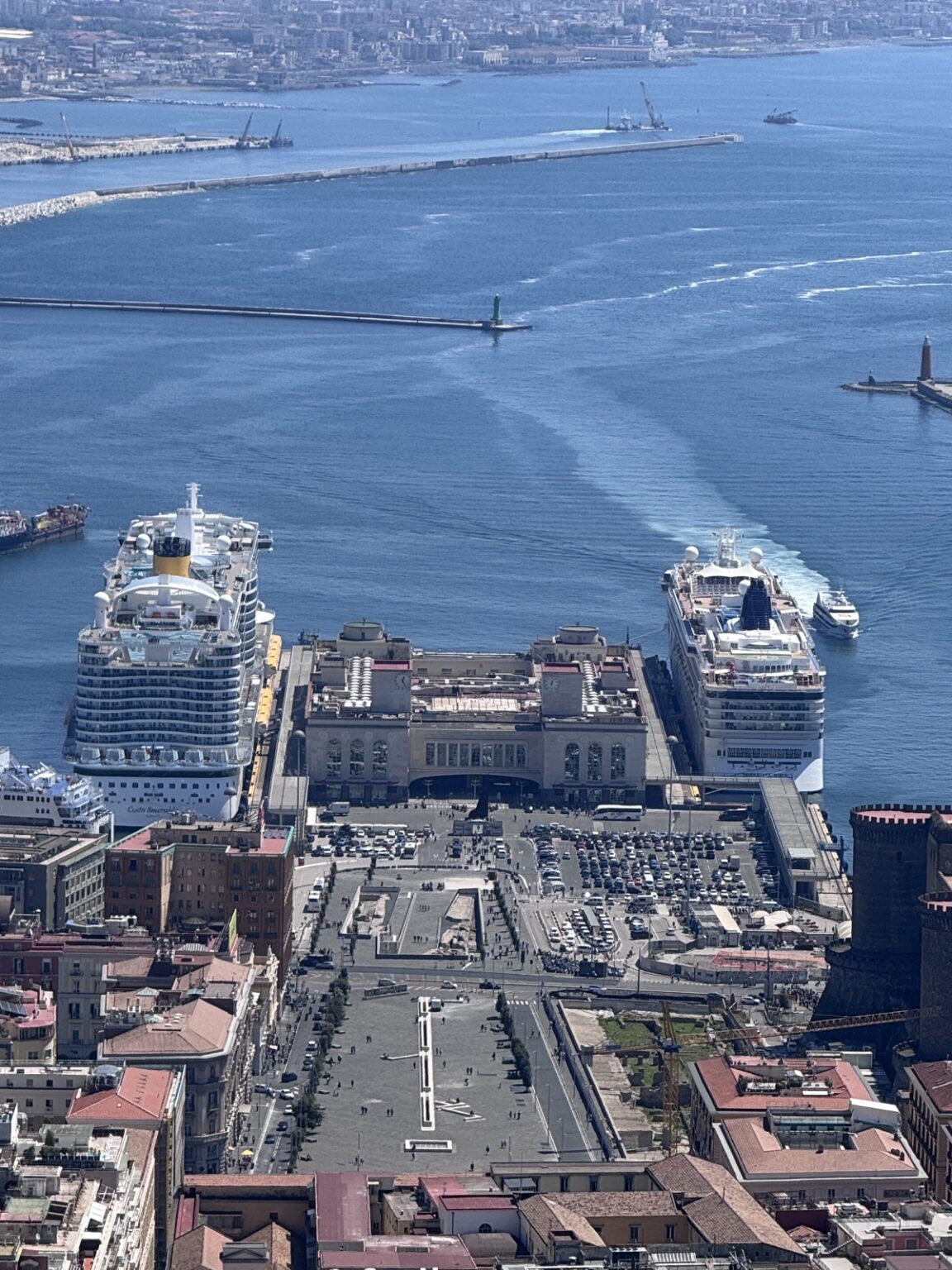 Blick auf den Hafen Neapel mit Kreuzfahrtschiffen