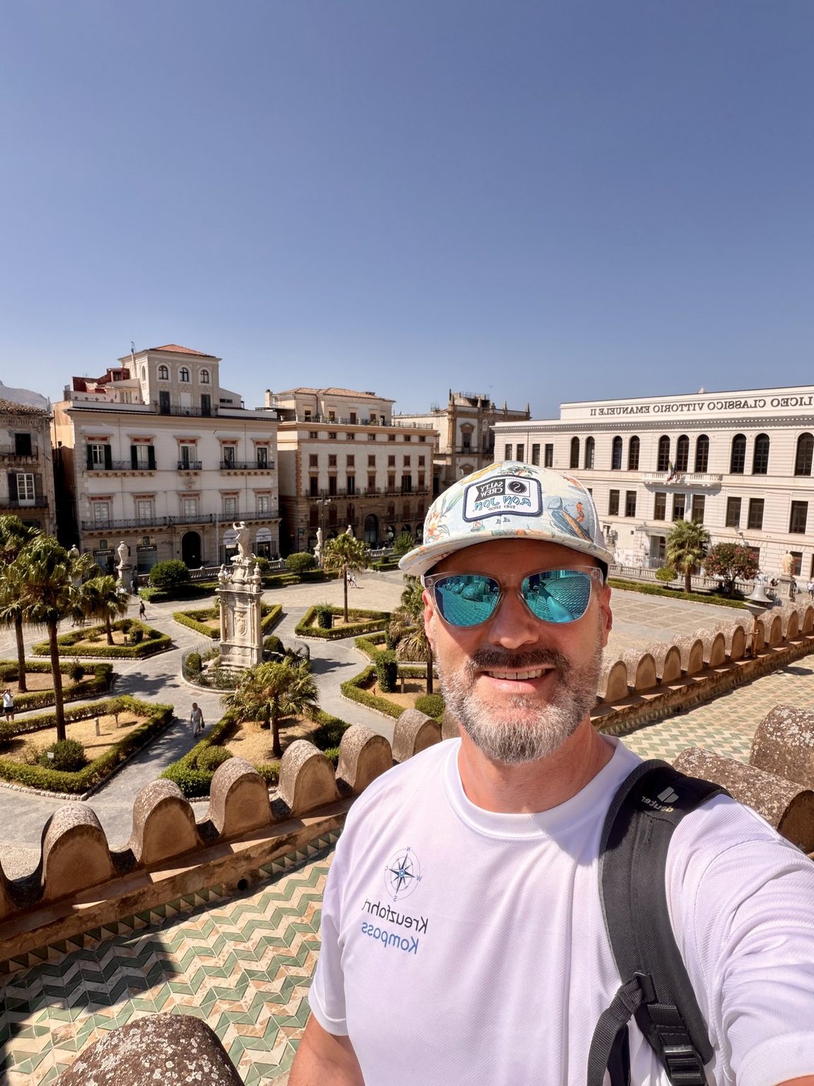 Mann auf Dach Kathedrale von Palermo