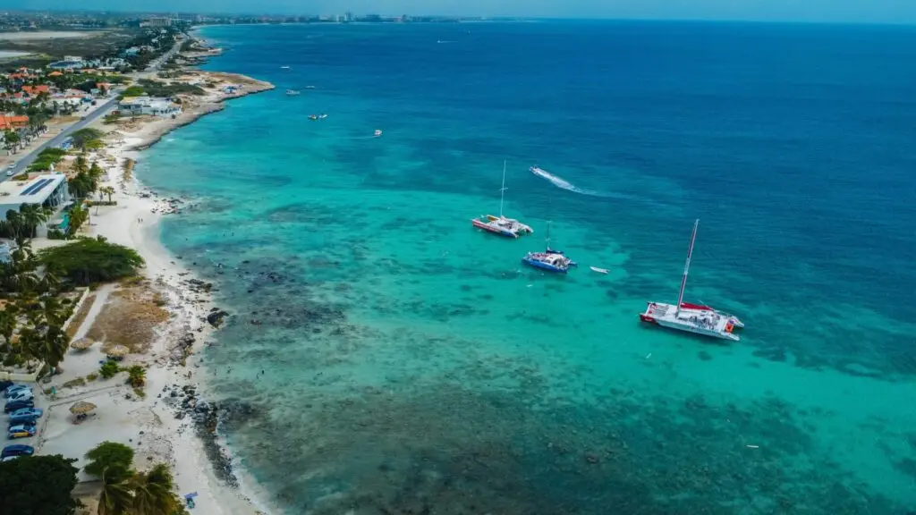 Karibische-Küste mit Katamaranen auf Aruba
