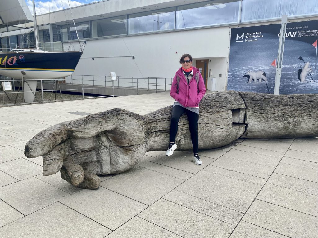 Holz-Arm mit sitzender Frau