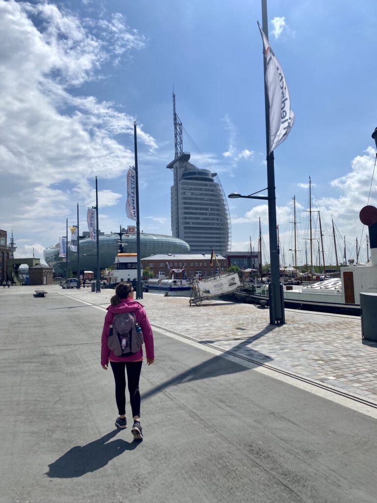 Promenade Bremerhaven mit Frau und Blick auf Sail City