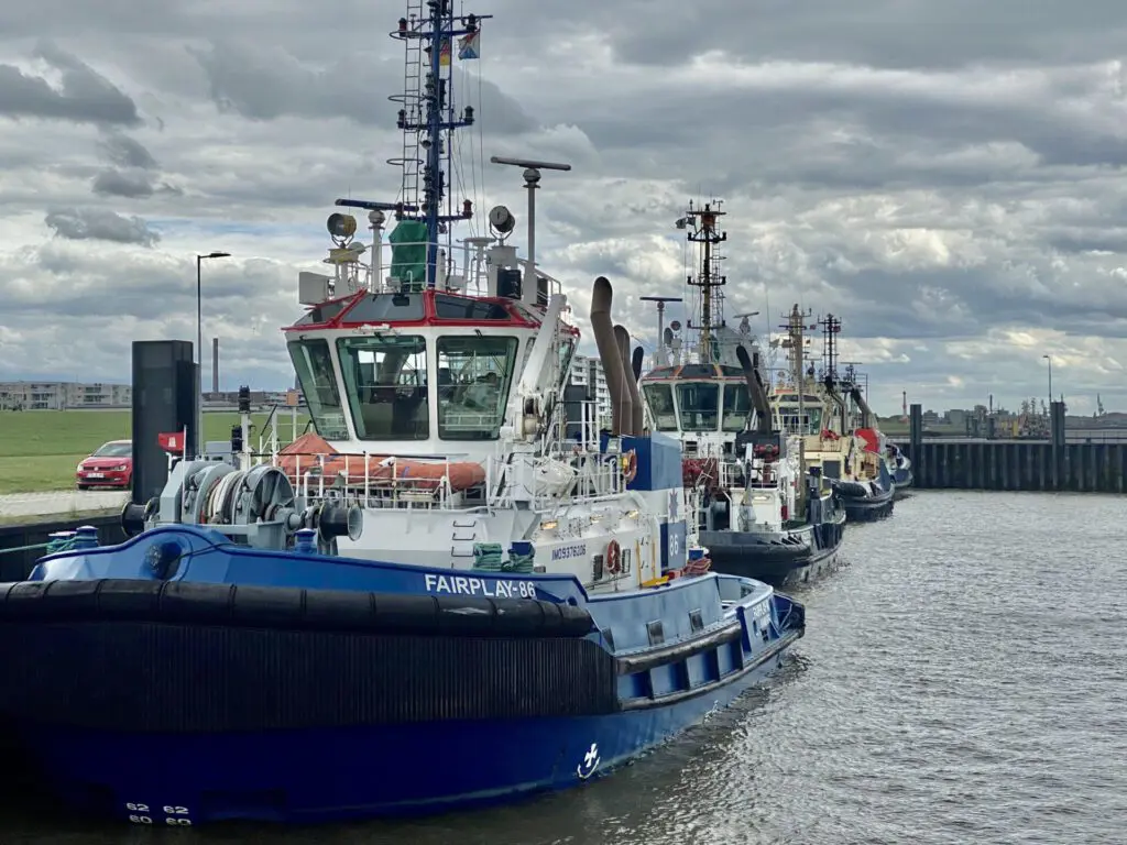 Schlepper-Fähren am Hafen von Bremerhaven