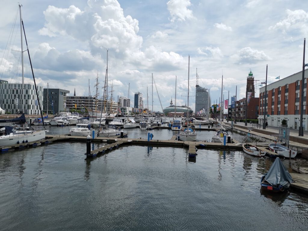 Blick auf den neuen Hafen in Bremerhaven