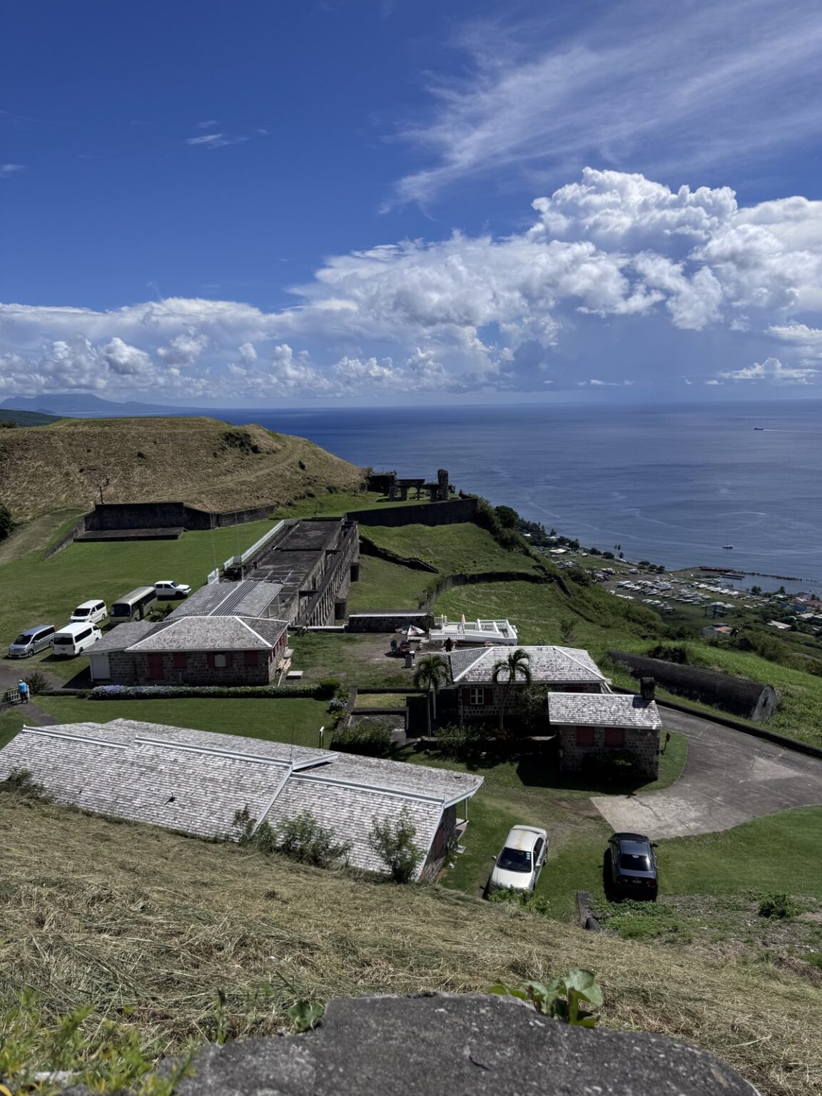 Brimstone Hill Fortress St. Kitts mit Steinbauten und Meerblick, UNESCO Welterbe Festungsanlage