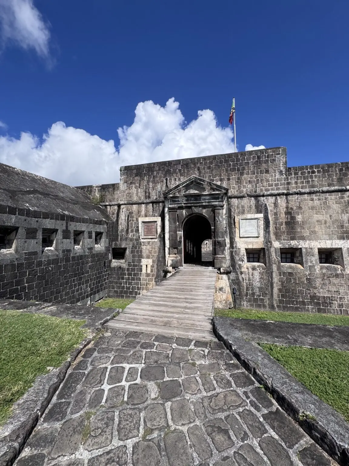 Brimstone Hill Fortress St. Kitts mit Steinbogen und Kopfsteinpflaster