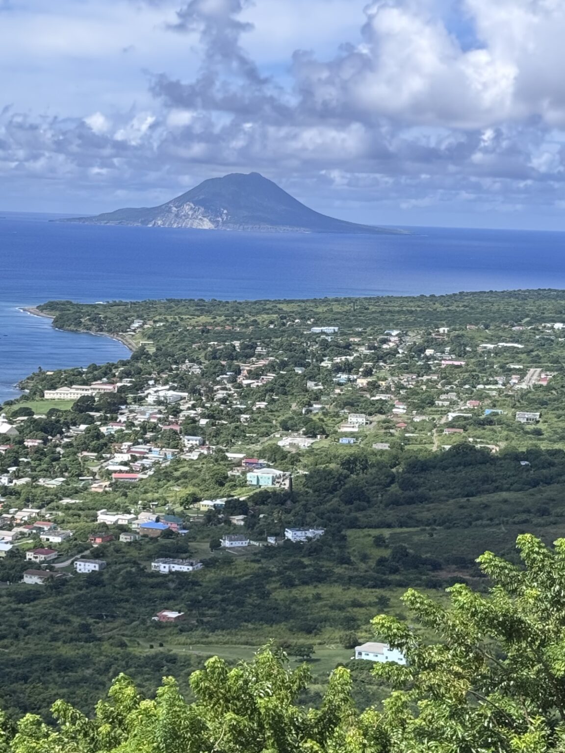 Panoramablick auf St. Kitts Küstenstadt mit Nevis Island im Hintergrund