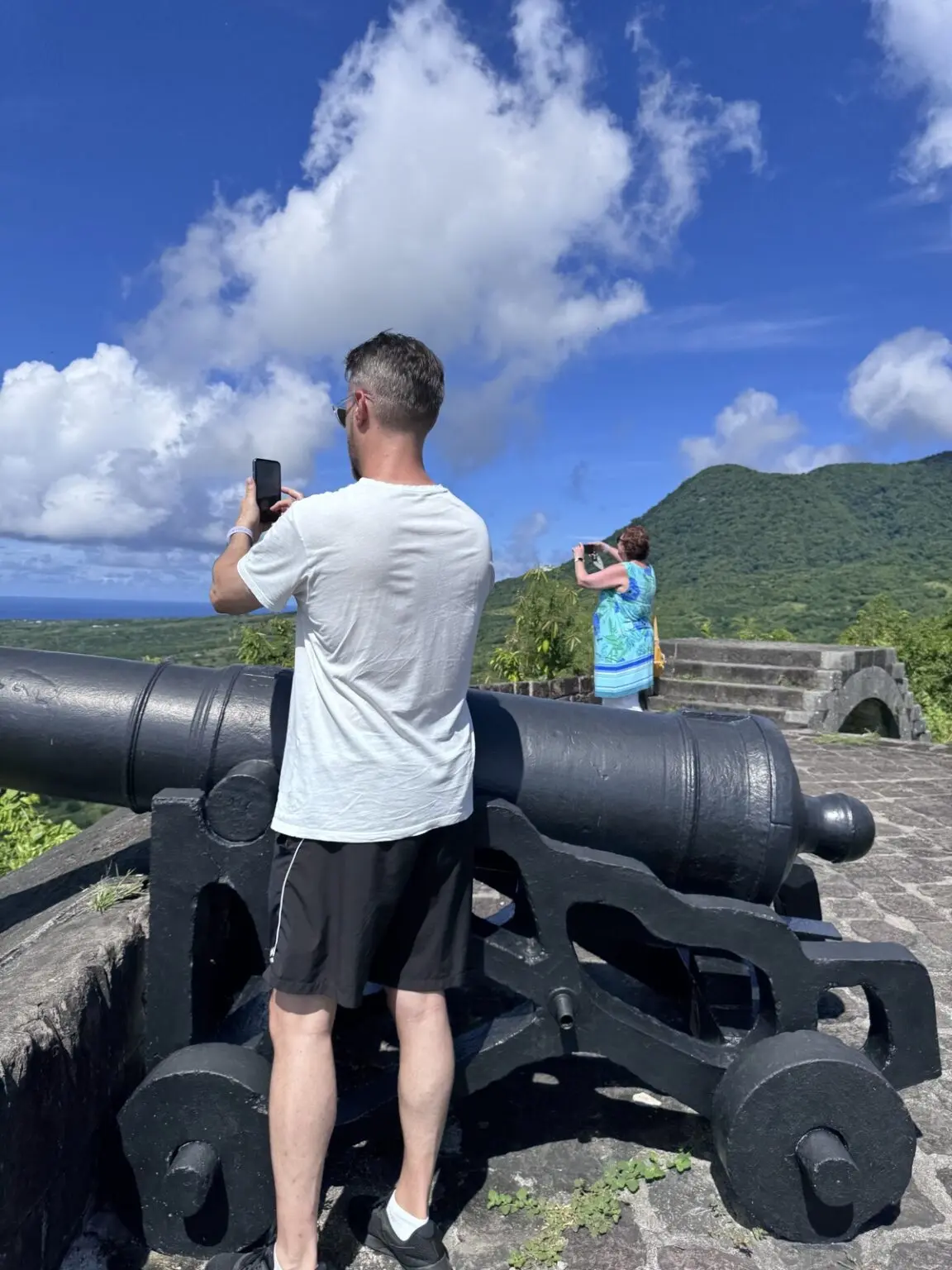 Tourist fotografiert mit historischer Kanone auf Brimstone Hill St. Kitts