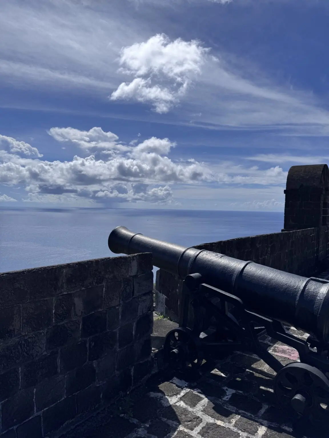 Historische Kanone auf Brimstone Hill Festungsmauer mit Meerblick, koloniale Verteidigungsanlage St. Kitts