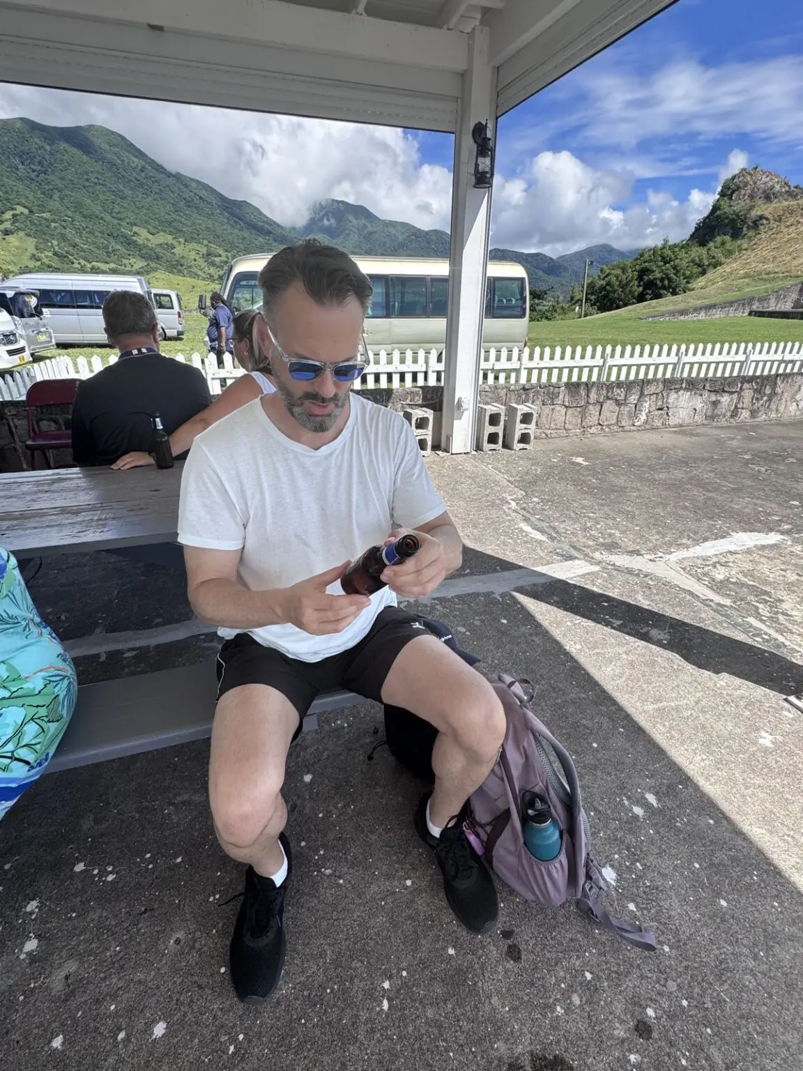 Tourist macht Pause auf Brimstone Hill Festung St. Kitts