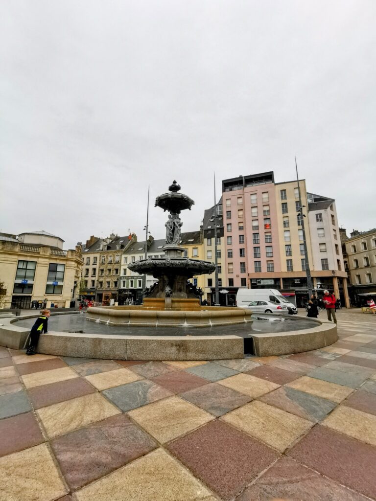 Brunnen am Place du Général-de-Gaulle in Cherbourg