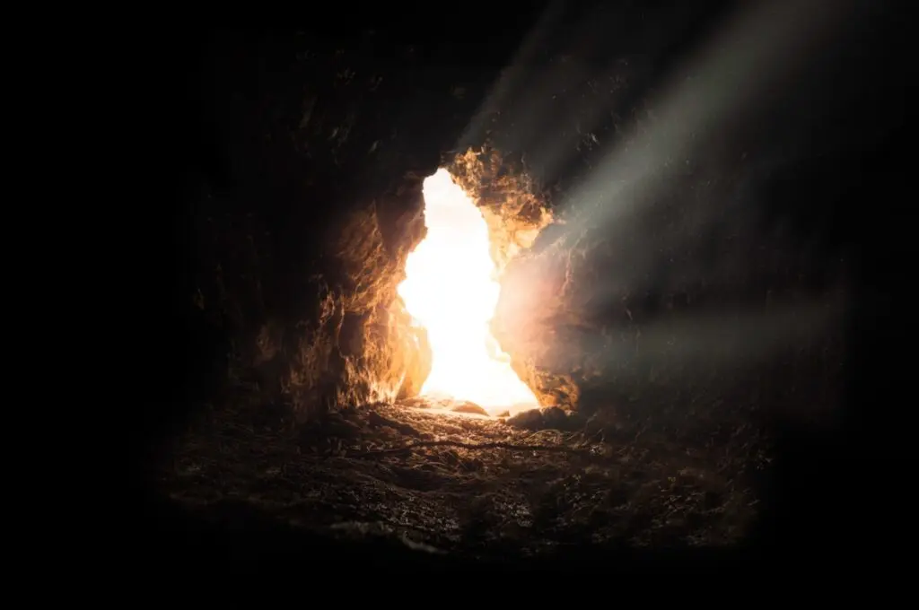 Lichtstrahlen in Felsenhöhle
