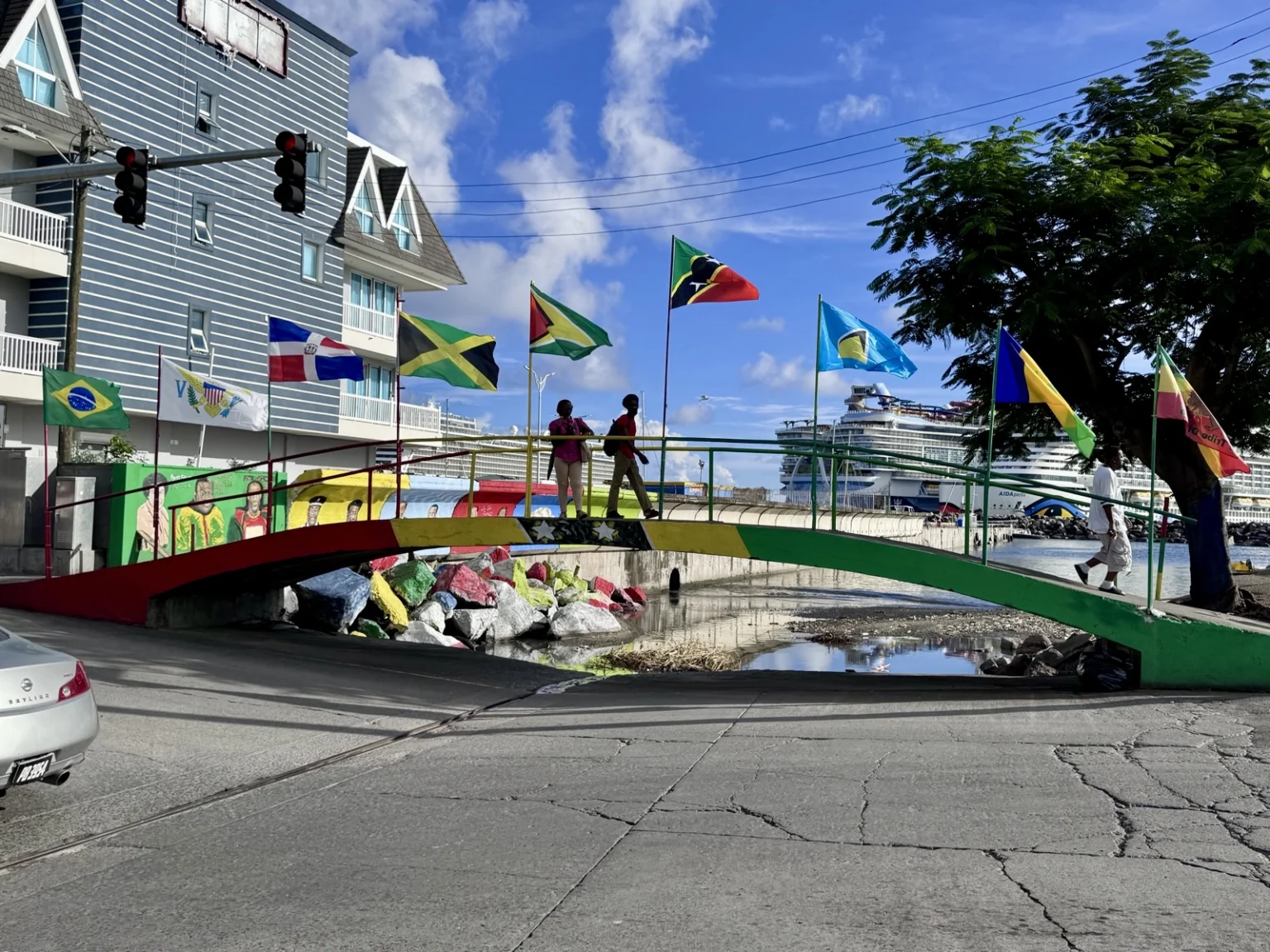 Bunte Brücke mit St. Kitts Nevis Flaggen und bemalten Steinen