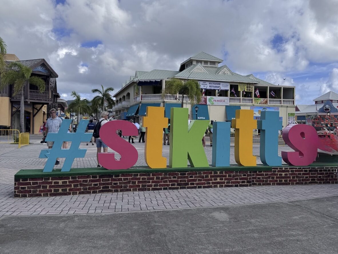 St. Kitts Instagram-Schriftzug aus bunten 3D-Buchstaben