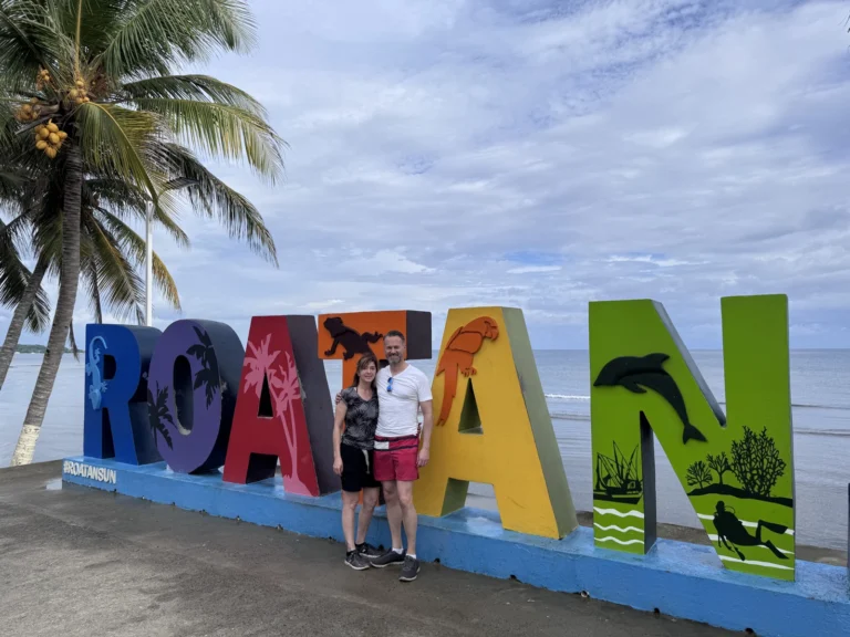 Pärchen und bunter Schriftzug Roatan