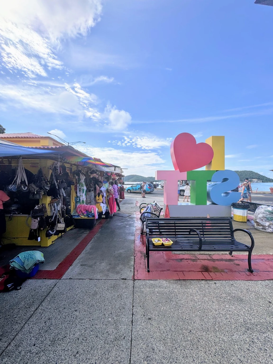 Markt und bunte Buchstaben in St. Thomas