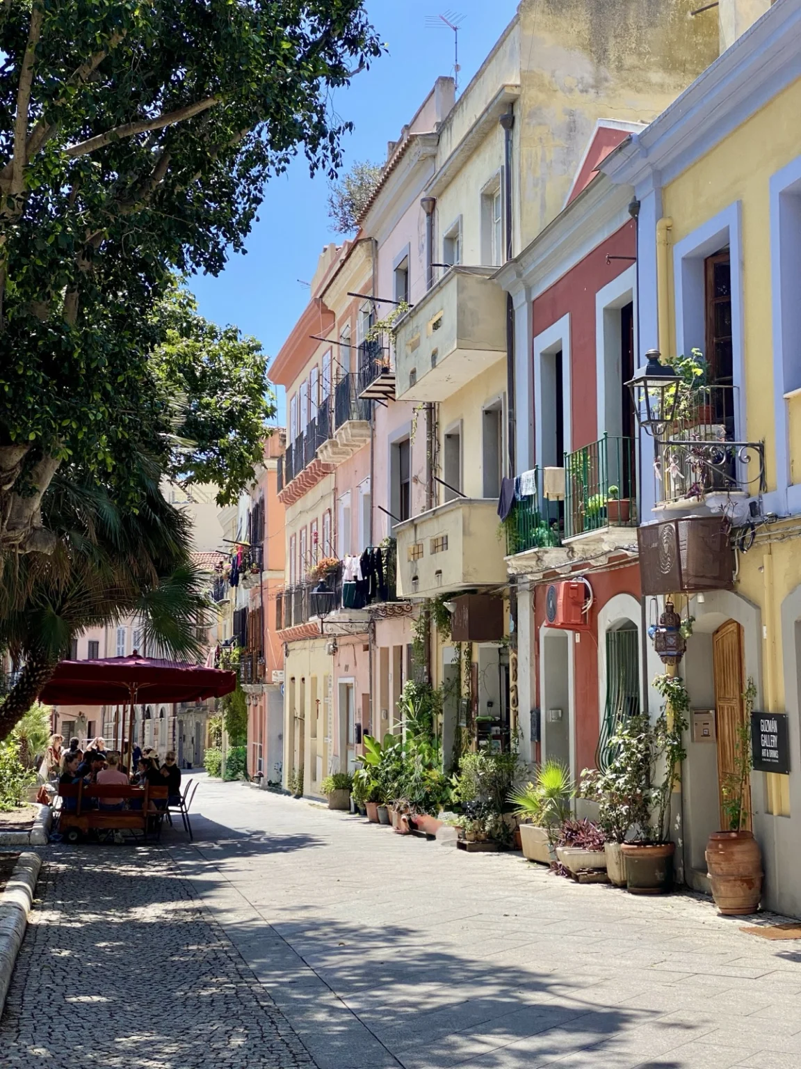 Bunte Gassen im Zentrum von Cagliari Italien