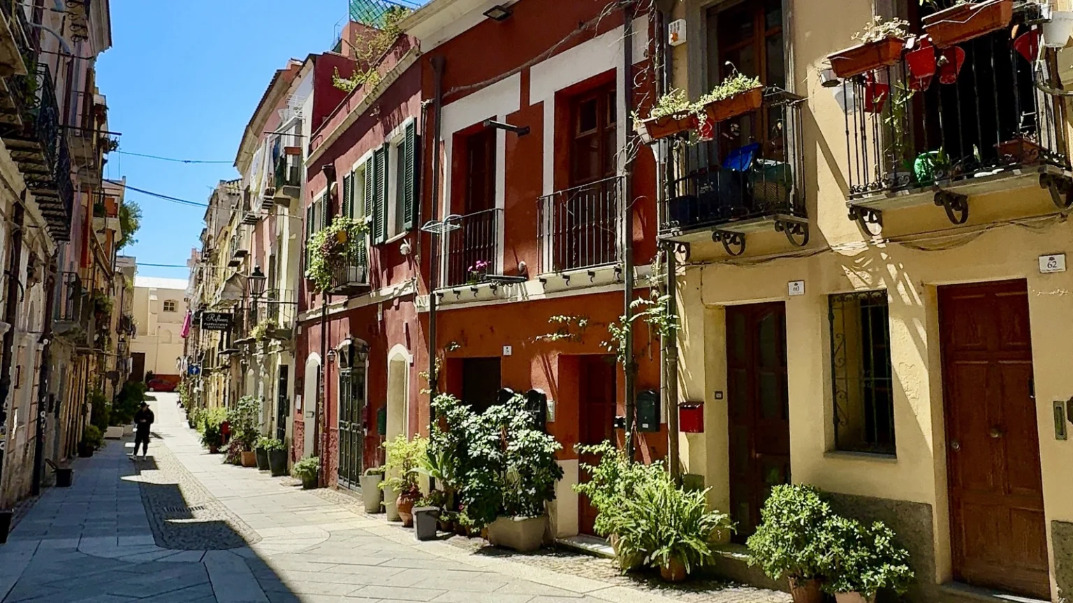 Bunte Gassen im Zentrum von Cagliari Italien