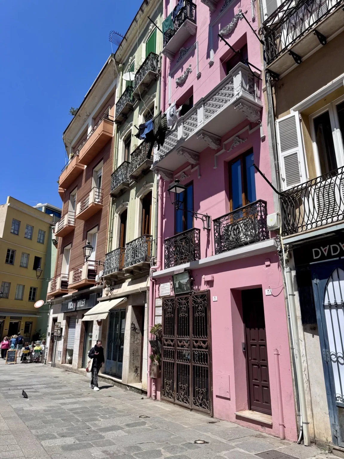 Bunte Gassen im Zentrum von Cagliari Italien