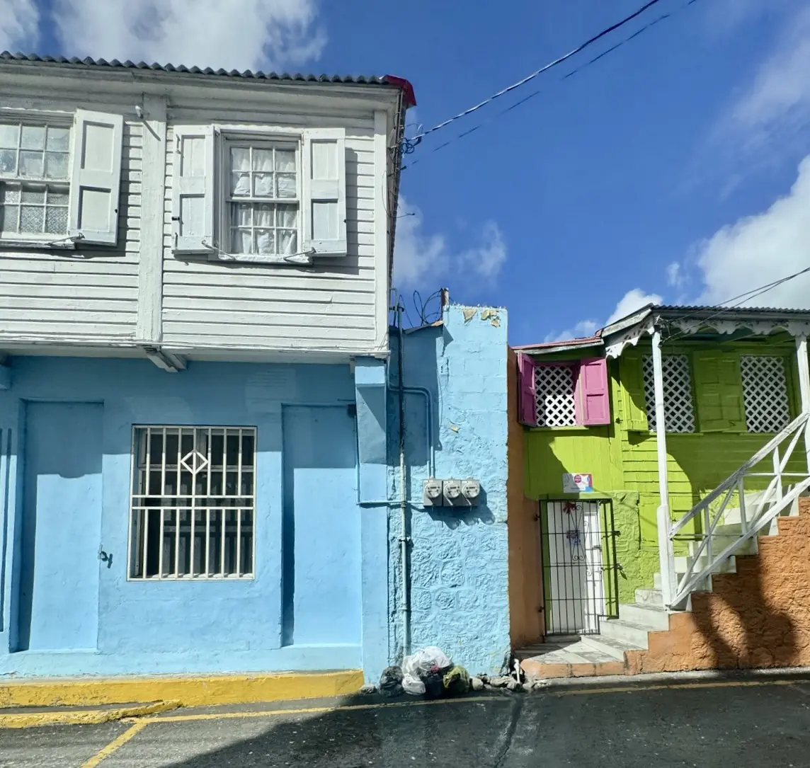 Bunte karibische Häuser in St. Kitts mit blauen und grünen Fassaden
