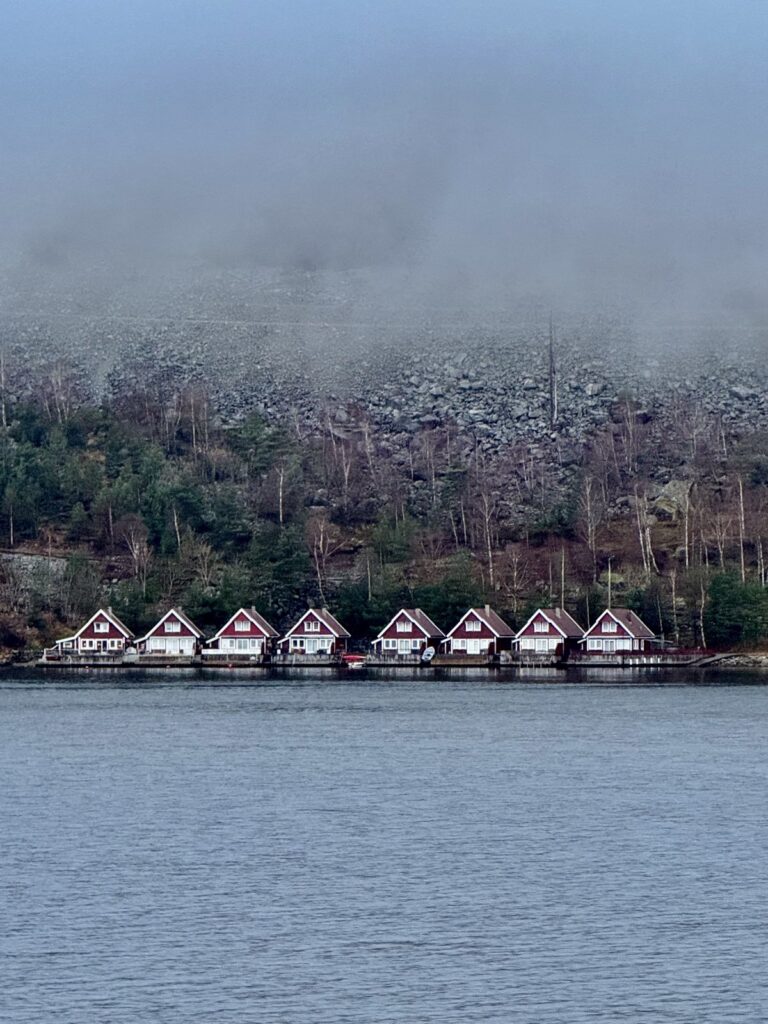 Bunte Häuser am Lysefjord