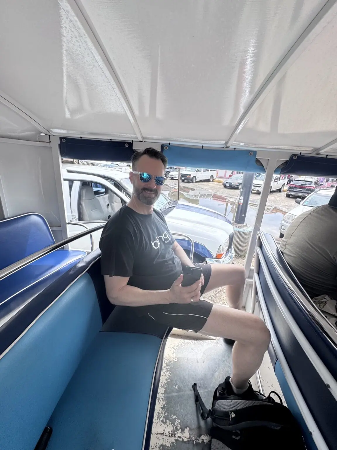 Mann in Ausflugsbus Karibik
