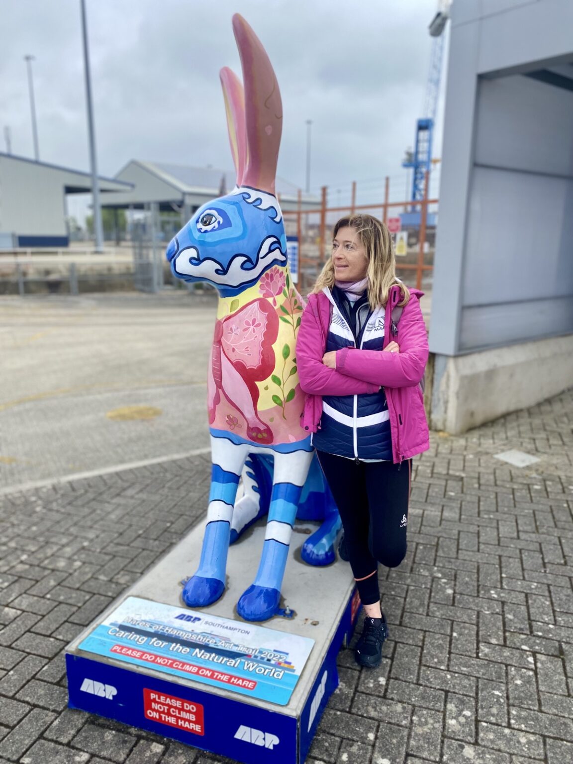 Frau und bunter Hase am Hafen Southampton