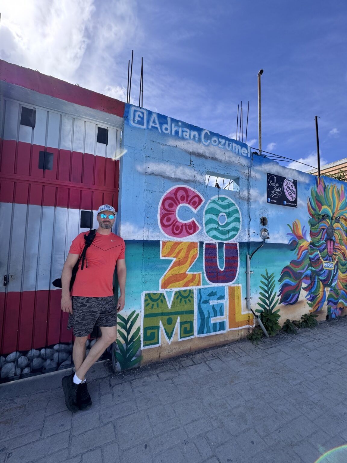 Mann und Mural im Zentrum San Miguel