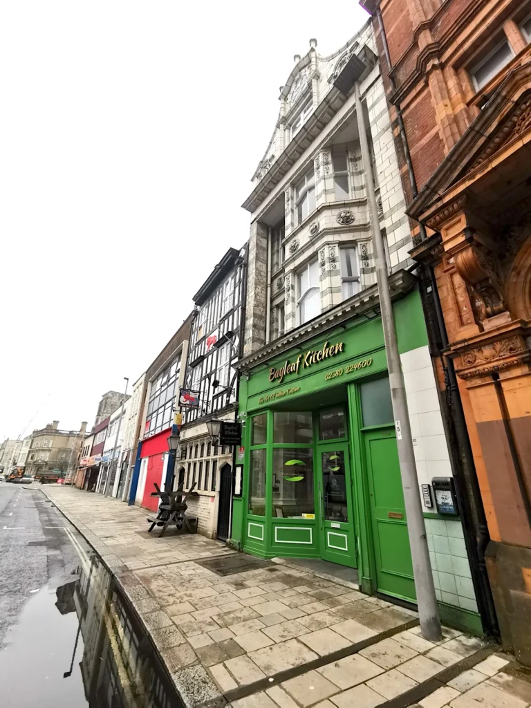 Bunter Häuserzug im Zentrum von Southampton