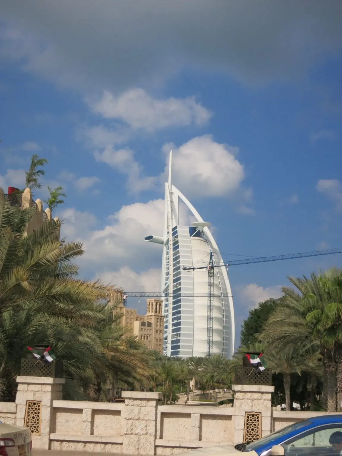 Burj Al Arab Hotel Dubai mit Palmen
